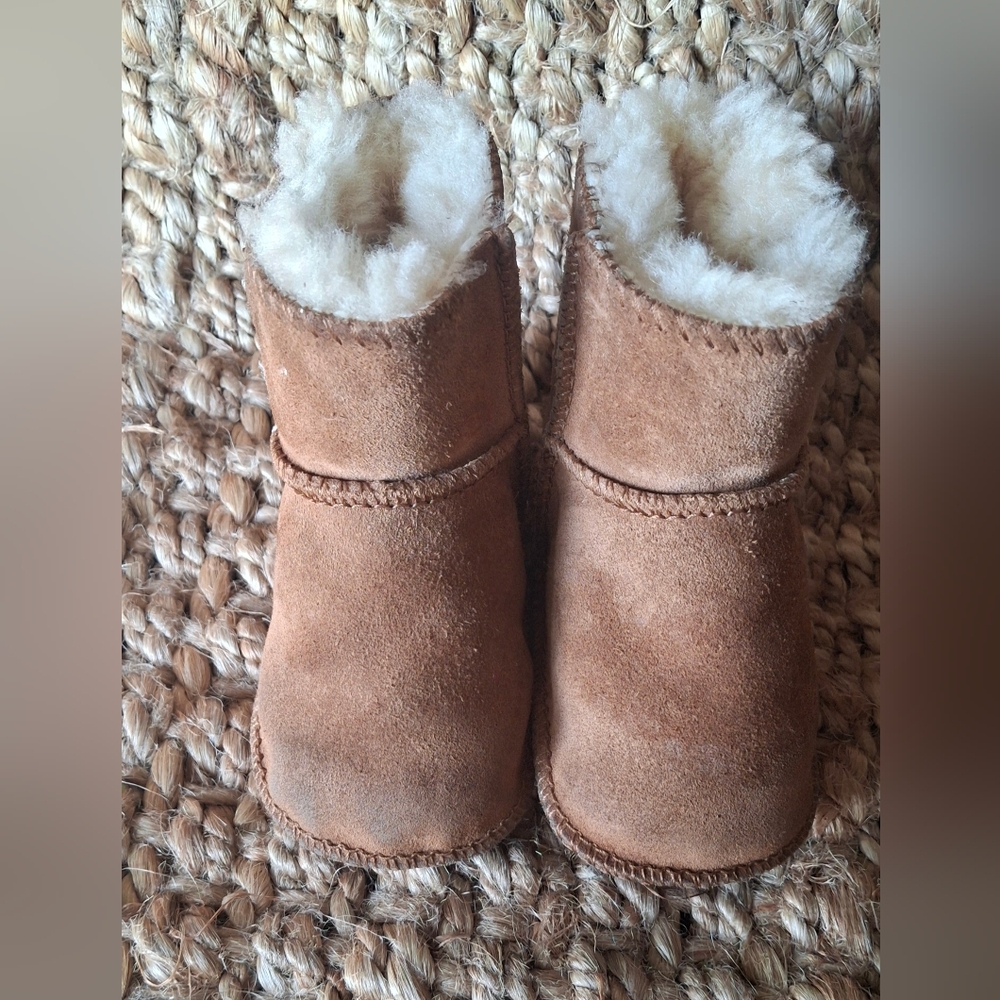 Baby‎ Uggs Cozy Tan Shearling Baby Booties Sz S Winter Mountain Travel Cozy